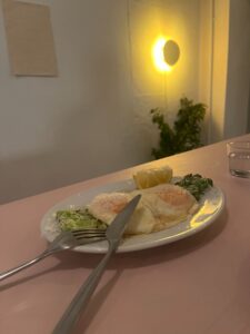 黄色い照明のある店内で、カウンターに置かれた料理