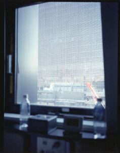 窓越しに見える建物と、手前のテーブル